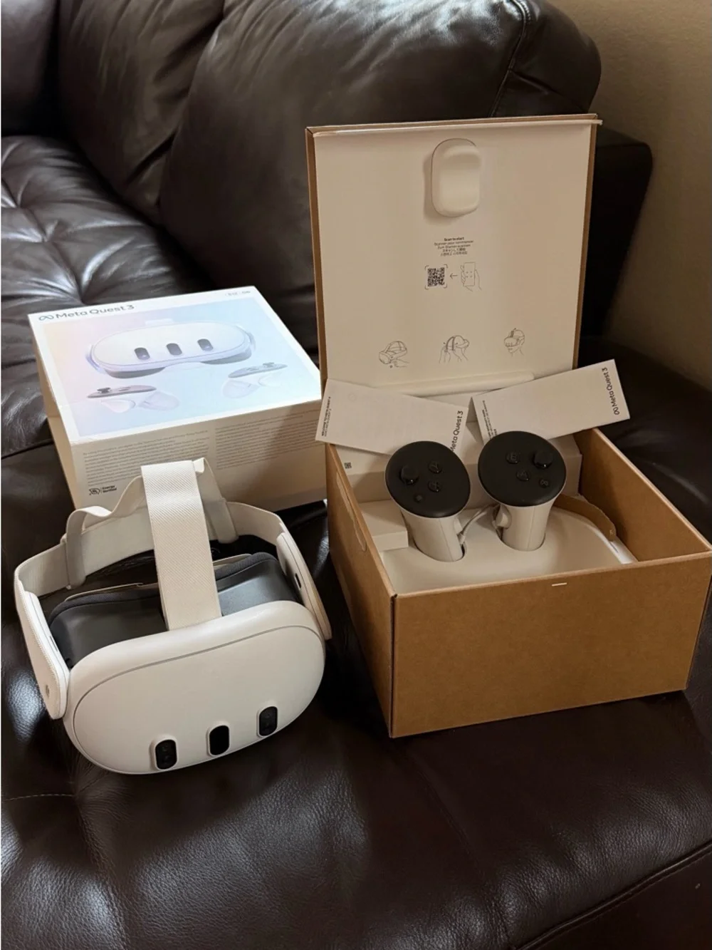 Meta Quest 3 White VR Headset with White Controllers and Accessories 512GB - Picture 1 of 9